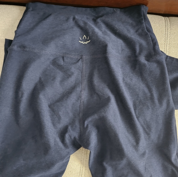 Beyond Yoga Navy Leggings Size S/p - Picture 5 of 6